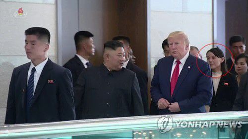 김정은 수행하는 김여정2019년 6월 30일 김정은 북한 국무위원장이 도널드 트럼프 미국 대통령을 판문점에서 만났다. [조선중앙TV. 국내에서만 사용 가능. 재배포 금지]