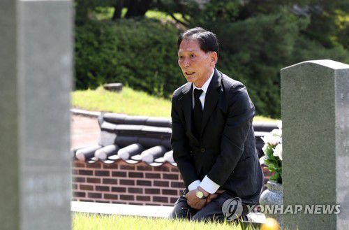 참배하는 특전사동지회 고문(광주=연합뉴스) 정다움 기자 = 4일 오전 광주 북구 국립 5·18 민주묘지에서 특전사동지회 임성록 고문이 오월 영령에 참배하고 있다. 2023.6.4 daum@yna.co.kr