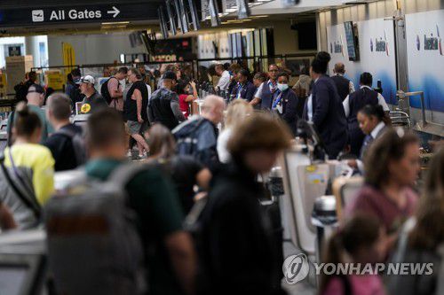 메모리얼 데이 연휴 기간 미국 공항 풍경[AP 연합뉴스 자료사진]