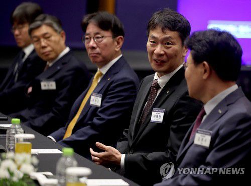 은행장 간담회 참석한 이복현 금감원장(서울=연합뉴스) 류영석 기자 = 이복현 금융감독원장와 김광수 은행연합회장이 24일 오전 서울 여의도 콘래드 호텔에서 열린 연합인포맥스 창사 23주년 은행산업 발전을 위한 금감원장-은행장 간담회에서 대화를 나누고 있다. 2023.5.24 ondol@yna.co.kr