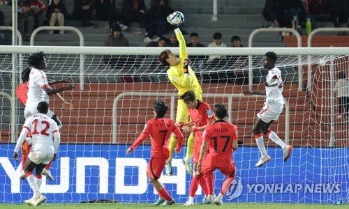 문현호의 멋진 선방(멘도사=연합뉴스) 임화영 기자 = 28일(현지시간) 오후 아르헨티나 멘도사 스타디움에서 열린 2023 국제축구연맹(FIFA) 20세 이하(U-20) 월드컵 조별리그 F조 3차전 한국과 감비아의 후반전 경기에서 골키퍼 문현호가 상대 선수의 슛을 막아내고 있다. 2023.5.29 hwayoung7@yna.co.kr