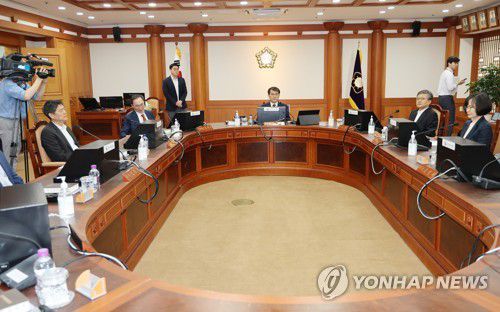 선관위 위원회의(과천=연합뉴스) 박동주 기자 = 노태악 중앙선거관리위원장이 2일 오전 과천 중앙선거관리위원회에서 열린 회의에 참석, 착석해 있다.  2023.6.2 pdj6635@yna.co.kr