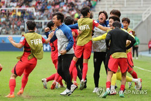 U20 대표팀 '4강이 보인다'(산티아고 델 에스테로=연합뉴스) 임화영 기자 = 4일(현지시간) 오후 아르헨티나 산티아고 델 에스테로 스타디움에서 열린 2023 국제축구연맹(FIFA) 20세 이하(U-20) 월드컵 8강전 한국과 나이지리아의 연장 전반전 경기에서 최석현이 첫 번째 골을 넣자 대표팀 선수들이 기뻐하고 있다. 2023.6.5 hwayoung7@yna.co.kr