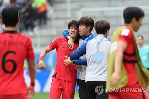 김은중 감독 '석현아, 잘했어!'(산티아고 델 에스테로=연합뉴스) 임화영 기자 = 4일(현지시간) 오후 아르헨티나 산티아고 델 에스테로 스타디움에서 열린 2023 국제축구연맹(FIFA) 20세 이하(U-20) 월드컵 8강전 한국 대 나이지리아의 경기에서 최석현이 연장 전반 헤더골을 넣은 뒤 김은중 감독과 기쁨을 나누고 있다. 2023.6.5 hwayoung7@yna.co.kr