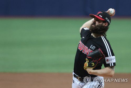 역투하는 LG 선발 켈리(서울=연합뉴스) 이지은 기자 = 6일 오후 서울 구로구 고척스카이돔에서 열린 프로야구 LG와 키움의 경기. LG 선발투수 켈리가 역투하고 있다. 2023.6.6 jieunlee@yna.co.kr