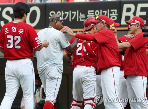 승리투수 엘리아스 격려하는 김원형 감독(광주=연합뉴스) 조남수 기자 = 6일 광주기아챔피언스필드에서 열린 프로야구 SSG 랜더스와 KIA 타이거즈의 경기에서 SSG 김원형 감독이 2-1 신승을 거둔 선수들을 격려하고 있다. 2023.6.6 iso64@yna.co.kr