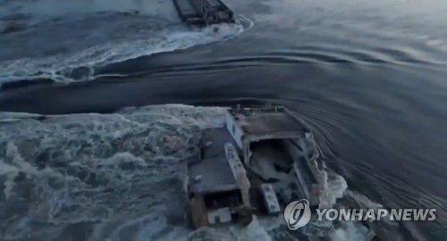 갑문 파손된 러 점령지 우크라 헤르손 '카호우카 댐'(노바 카호우카 로이터=연합뉴스) 러시아군이 점령하고 있는 우크라이나 남부 헤르손주 카호우카 댐이 6일(현지시간) 포탄 공격으로 인해 갑문이 파손된 모습. 우크라이나와 러시아는 서로를 배후로 지목하며 책임을 부인하고 있다. 2023.06.06 ddy04002@yna.co.kr