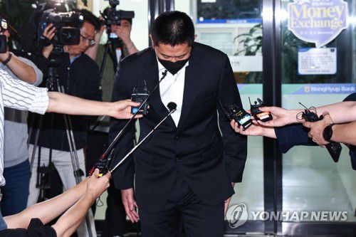 고개 숙여 인사하는 이용찬(서울=연합뉴스) 서대연 기자 = 2023 월드베이스볼클래식(WBC) 기간에 음주 논란을 빚은 이용찬(NC 다이노스)이 7일 서울 강남구 도곡동 야구회관에서 열린 상벌위원회 참석을 위해 건물로 들어서며 취재진에 고개 숙여 인사하고 있다. 2023.6.7 dwise@yna.co.kr