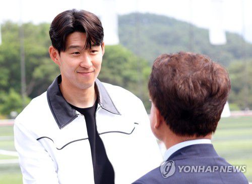 육동한 춘천시장과 인사하는 손흥민(춘천=연합뉴스) 양지웅 기자 =한국 축구의 간판 손흥민이 8일 강원 춘천시 손흥민체육공원에서 열린 '손흥민 국제 유소년 친선 축구대회'에 참석해 육동한 춘천시장과 인사하고 있다. 2023.6.8 yangdoo@yna.co.kr