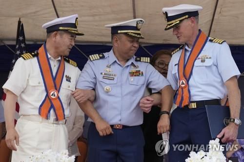 공동 해상 훈련에 돌입한 일본·필리핀·미국의 지휘관들[EPA=연합뉴스. 재판매 및 DB 금지]