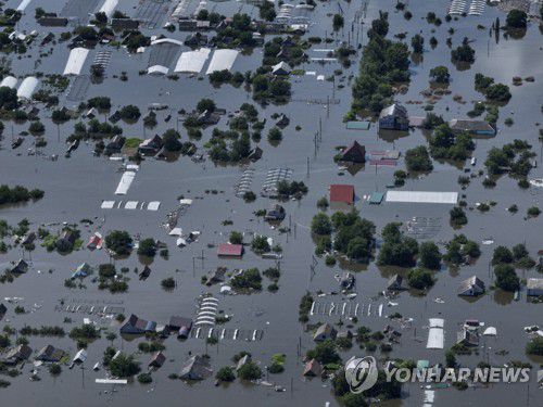 드니프랴니 침수 현장(AP=연합뉴스) 7일(현지시간) 우크라이나 내 러시아 점령지인 드니프랴니가 카호우카 댐 붕괴 여파로 물 속에 잠겨 있다. 2023.06.08 photo@yna.co.kr