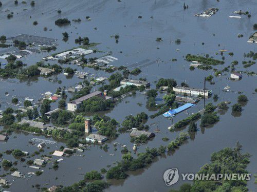 침수된 드니프랴니(AP=연합뉴스) 우크라이나 남부 헤르손주 노바 카호우카에 있는 카호우카 댐 붕괴 여파로 7일(현지시간) 인근 마을인 드니프랴니가 물에 잠겨 있다. 2023.06.08 photo@yna.co.kr
