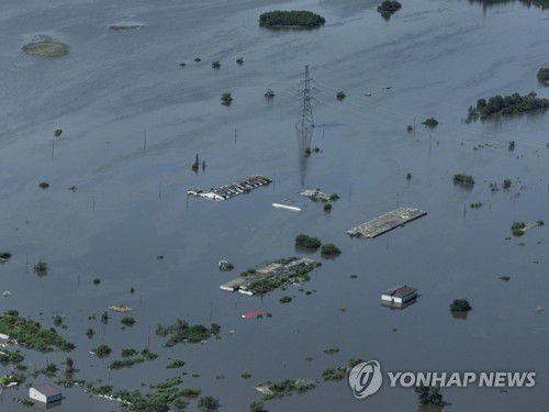 물에 잠긴 러시아 점령지 드니프랴니(AP=연합뉴스) 우크라이나 남부 헤르손주 노바 카호우카에 있는 카호우카 댐 붕괴 여파로 7일(현지시간) 인근 마을인 드니프랴니가 물에 잠겨 있다. 2023.06.08 photo@yna.co.kr