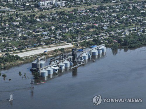 곡물 저장고도 물 위에 둥둥(AP=연합뉴스) 7일(현지시간) 우크라이나 내 러시아 점령지인 코자츠케에서 카호우카 댐 붕괴의 여파로 곡물 저장고가 침수돼 있다. 2023.06.08 photo@yna.co.kr