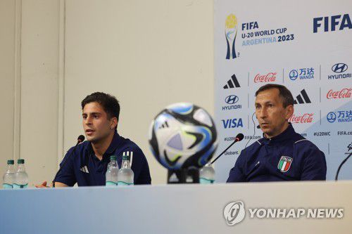 취재진 질문 답하는 사무엘레 조바네(라플라타=연합뉴스) 임화영 기자 = 7일 오후(현지시간) 아르헨티나 라플라타 스타디움에서 열린 2023 국제축구연맹(FIFA) 20세 이하(U-20) 월드컵 4강전 한국과 이탈리아의 경기 관련 공식 기자회견에서 이탈리아 대표팀 주장 사무엘레 조바네가 취재진의 질문에 답하고 있다. 오른쪽은 카르미네 눈치아타 감독. 2023.6.8 hwayoung7@yna.co.kr