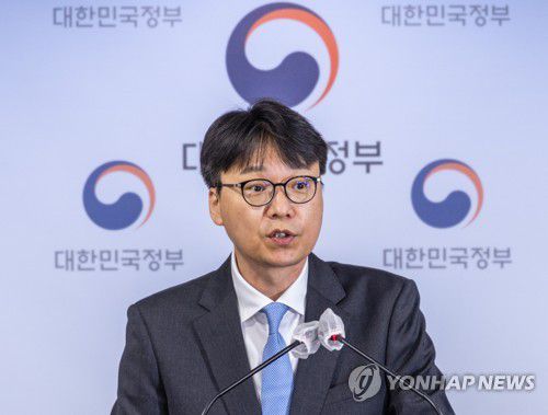 전세 사기 특별단속 및 기소 관련 발표하는 황병주 대검 형사부장(서울=연합뉴스) 황광모 기자 = 황병주 대검찰청 형사부장이 8일 오전 서울 종로구 정부서울청사에서 전세 사기 특별단속 및 기소 관련 중간 발표를 하고 있다. 2023.6.8 hkmpooh@yna.co.kr