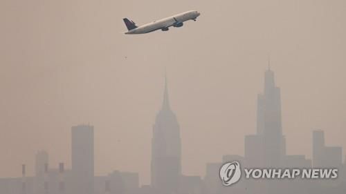 '눈앞이 뿌예도, 일단 출발' 이륙하는 비행기(뉴욕 EPA=연합뉴스) 캐나다 산불로 인한 연기로 대기질이 안 좋은 가운데 미국 뉴욕 라과디아 공항에서 비행기 한 대가 이륙하는 모습. 2023.06.08