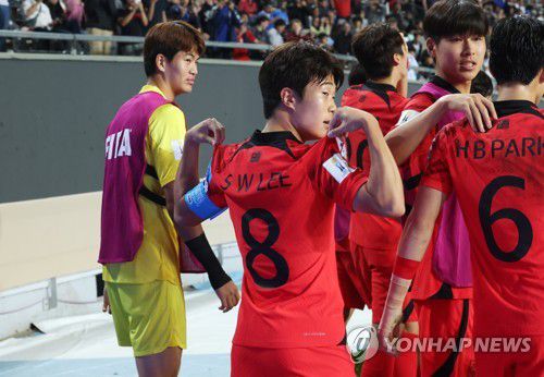 등번호 들어보이는 이승원(라플라타=연합뉴스) 임화영 기자 = 8일(현지시간) 오후 아르헨티나 라플라타 스타디움에서 열린 2023 국제축구연맹(FIFA) 20세 이하(U-20) 월드컵 4강전 한국과 이탈리아의 경기. 한국 이승원이 동점골을 넣은 후 등번호를 들어보이고 있다. 2023.6.9 hwayoung7@yna.co.kr