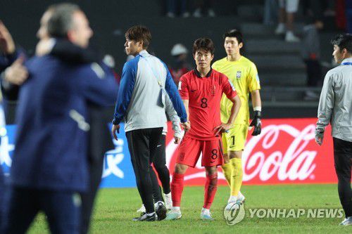 서로 위로하는 김은중 감독과 주장 이승원(라플라타=연합뉴스) 임화영 기자 = 8일(현지시간) 오후 아르헨티나 라플라타 스타디움에서 열린 2023 국제축구연맹(FIFA) 20세 이하(U-20) 월드컵 4강전 한국과 이탈리아의 경기에서 1-2로 패배한 한국 김은중 감독과 이승원이 손을 맞잡고 있다. 2023.6.9 hwayoung7@yna.co.kr