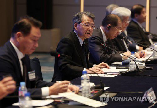 인사말하는 일본 상의 회장(부산=연합뉴스) 손형주 기자 = 고바야시 켄 일본상의 회장(미쓰비시상사 상담역)이 9일 오전 부산 해운대구 시그니엘 호텔에서 열린 제12회 한일상공회의소 회장단 회의에서 인사말하고 있다. 한일상의 회장단회의는 한일 무역 갈등에 코로나 사태까지 겹쳐 2018년부터 중단됐다가 6년 만에 재개됐다. 최태원 회장은 다리에 부상을 입어 깁스를 하고 회의에 참석했다.2023.6.9 handbrother@yna.co.kr