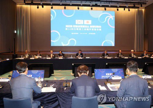 6년만에 열린 한일 상공회의소 회장단 회의(부산=연합뉴스) 손형주 기자 = 9일 오전 부산 해운대구 시그니엘 호텔에서 제12회 한일상공회의소 회장단 회의가 열리고 있다. 한일상의 회장단회의는 한일 무역 갈등에 코로나 사태까지 겹쳐 2018년부터 중단됐다가 6년 만에 재개됐다. 최태원 회장은 다리에 부상을 입어 깁스를 하고 회의에 참석했다.2023.6.9 handbrother@yna.co.kr