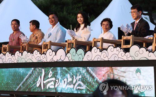 모시베틀 퍼포먼스 마친 김건희 여사(서천=연합뉴스) 임헌정 기자 = 김건희 여사가 9일 오후 충남 서천군 한산모시관 이음무대에서 열린 제33회 한산모시문화제 개막식에서 모시베틀 퍼포먼스를 마친 뒤 박수치고 있다. 2023.6.9 kane@yna.co.kr