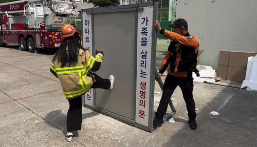 근력이 약할 경우 발차기로도 경량 칸막이를 부수기 힘들 수 있다[촬영 임지현. 재판매 및 DB 금지.]