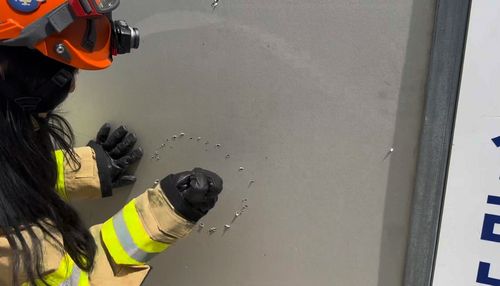 가위를 이용해 경량 칸막이에 동그랗게 구멍을 만들고 있는 모습[촬영 임지현. 재판매 및 DB 금지]