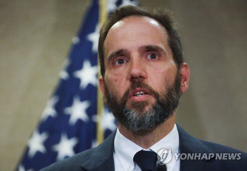 트럼프 기밀 반출 수사한 특검(워싱턴 로이터=연합뉴스) 잭 스미스 특별검사가 9일(현지시간) 워싱턴DC에 있는 사무실에서 기밀 문건 반출과 관련해 도널드 트럼프 전 대통령에게 적용한 37개 협의에 대해 설명하고 있다. 2023.6.9