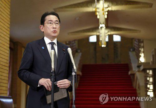 지난달 7일 총리 공저에서 기자들 질문에 답하는 기시다 일본 총리[교도 연합뉴스 자료사진. 재판매 및 DB 금지]