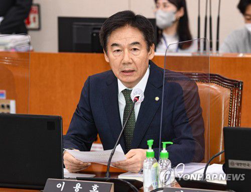 의사진행 발언하는 이용호 의원(서울=연합뉴스) 백승렬 기자 = 국민의힘 이용호 의원이 24일 서울 여의도 국회 문화체육관광위원회 회의실에서 열린 종합 국정감사에서 국립현대미술관의 대통령비서실 대여 미술품에 대한 자료 제출과 관련해 의사진행 발언을 하고 있다. 2022.10.24 [국회사진기자단] srbaek@yna.co.kr