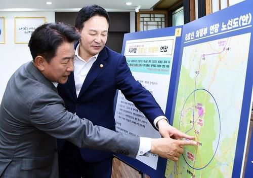 의정부 '지하철 8호선 연장' 요청(의정부=연합뉴스) 김동근(왼쪽) 경기 의정부시장이 지난 달 17일 원희룡 국토교통부 장관에게 지하철 8호선 의정부 연장안에 대해 설명하고 있다. 2023.6.13 [의정부시 제공. 재판매 및 DB 금지]