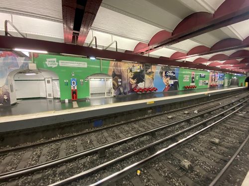 프랑스에 걸린 네이버웹툰 대형 광고[네이버웹툰 제공·재판매 및 DB 금지]