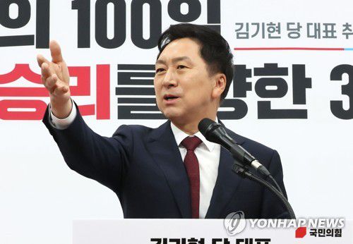 질문받는 김기현(서울=연합뉴스) 이정훈 기자 = 국민의힘 김기현 대표가 15일 오전 국회에서 열린 취임 100일 기자회견에서 소회를 밝힌 뒤 질문을 받고 있다. 2023.6.15 uwg806@yna.co.kr