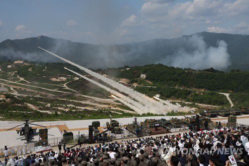 동시통합사격으로 진지 초토화하는 다련장로켓(포천=연합뉴스) 진성철 기자 = 15일 경기도 포천 승진훈련장에서 윤석열 대통령 주관으로 실시된 '2023 연합·합동 화력격멸훈련'에서 동시통합사격으로 MLRS(M270, 다련장로켓)이 발사되고 있다. 2023.6.15 zjin@yna.co.kr