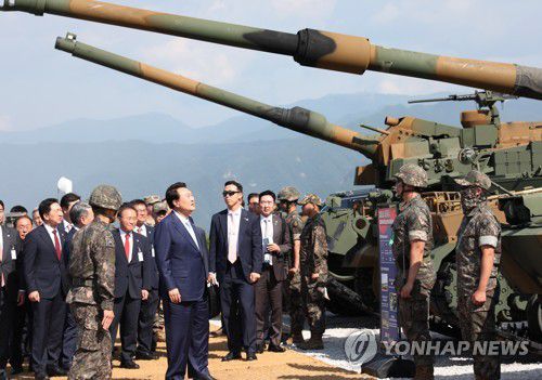 무기 관람하는 윤석열 대통령(포천=연합뉴스) 진성철 기자 = 윤석열 대통령이 15일 경기 포천 승진훈련장에서 '2023 연합·합동 화력격멸훈련'을 주관한 뒤 K9A1 자주포, 무인 무기체계, 천무, 천궁와 미측의 MLRS 등 한미 양국 군의 주요 무기체계 및 장비를 관람하고 있다. 2023.6.15 zjin@yna.co.kr