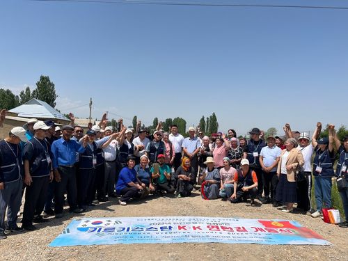 밥상공동체 연탄은행, 'K.K. 연탄길' 개통식(비슈케크[키르키스스탄]=연합뉴스) 김정진 기자 = 14일(현지시간) 키르기스스탄 탈라스주 샤드칸면 투이토 마을에서 밥상공동체 연탄은행 관계자들과 마을 주민들이 'K.K. 연탄길' 개통식을 열고 있다. 2023.6.14. stopn@yna.co.kr