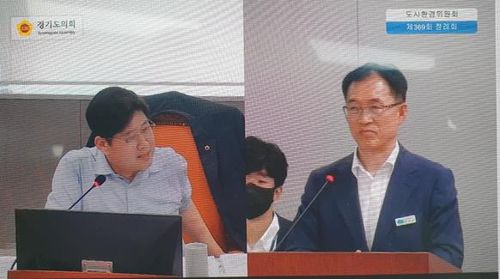 '경기국제공항' 관련 질의하는 김태형 도의원(왼쪽)과 한현수 경기국제공항추진단장[경기도의회 중계 화면]