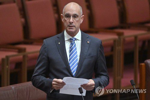 데이비드 밴 호주 상원의원(캔버라 AP=연합뉴스) 동료 의원을 성추행한 혐의를 받는 데이비드 밴 호주 상원의원이 15일(현지시간) 의회에서 성명을 발표하고 있다. 2023.6.16 photo@yna.co.kr