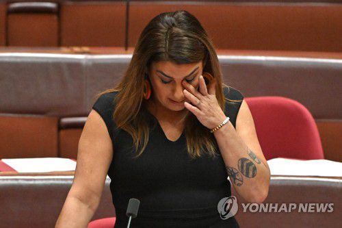 리디아 소프 호주 상원의원(캔버라 EPA=연합뉴스) 무소속의 리디아 소프 호주 상원의원이 15일(현지시간) 호주 국회에서 자신이 의회에서 성추행당했다는 성명을 발표하고 있다. 2023.6.16. photo@yna.co.kr