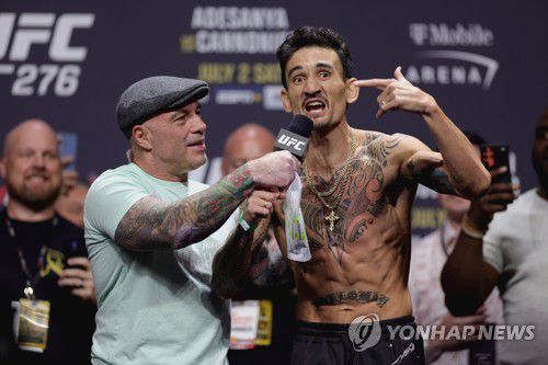 정찬성과 8월 싱가포르에서 대결할 맥스 홀러웨이(오른쪽)[AFP/게티이미지=연합뉴스]