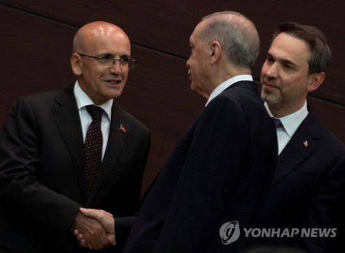 신임 심셰크 재무장관과 악수하는 에르도안 튀르키예 대통령[로이터 연합뉴스 자료사진. 재판매 및 DB 금지]