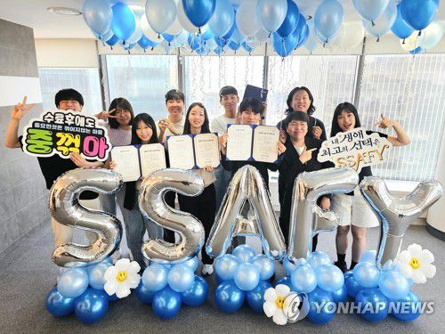 삼성전자, 삼성청년SW아카데미 8기 수료식(서울=연합뉴스) 16일 서울 강남구 '삼성청년SW아카데미' 서울캠퍼스에서 열린 'SSAF' 8기 수료식에 참석한 수료생들이 기념 촬영하고 있다. 2023.6.16 [삼성전자 제공. 재판매 및 DB 금지] photo@yna.co.kr