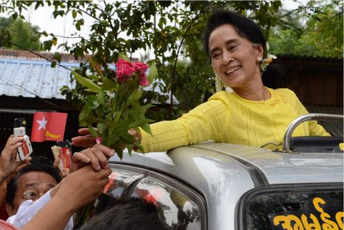 지지자로부터 장미를 받는 아웅산 수치 국가 고문. 2015.10.24.[AFP 연합뉴스 자료 사진. 재판매 및 DB 금지]