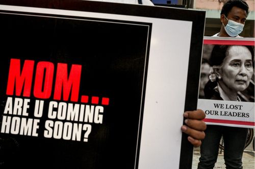 시위대가 아웅산 수치 국가 고문의 사진을 들고 있다. 2021.2.18.[AFP 연합뉴스 자료 사진. 재판매 및 DB 금지]