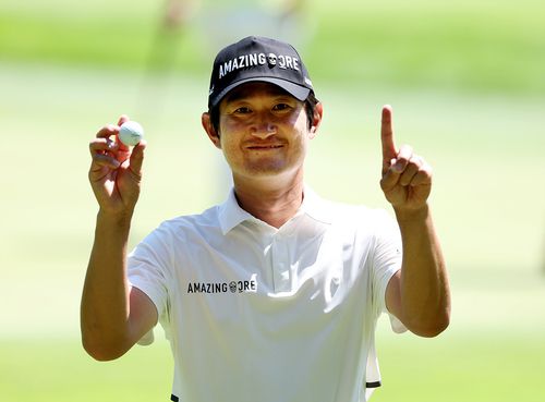 홀인원한 공을 들고 기뻐하는 장동규[KPGA 제공. 재판매 및 DB 금지]