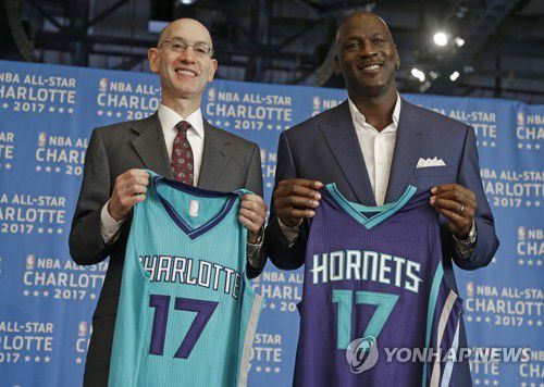 샬럿 유니폼 들고 애덤 실버 NBA 커미셔너와 함께 사진 촬영하는 마이클 조던[AP 연합뉴스 자료사진]