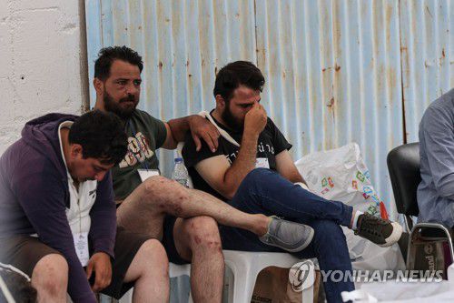 침통한 표정의 생존자들[로이터 연합뉴스]