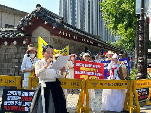 기자회견에 참석한 국악인 김영임 명창     (서울=연합뉴스) 김예나 기자 = 국악인 김영임 명창이 19일 서울 종로구 국립고궁박물관 앞에서 국가무형문화재 경기민요 보유자 인정 예고에 반발하는 기자회견에 참석해 발언하고 있다. 2023.6.19      yes@yna.co.kr