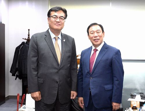 국민의힘 정진석 의원 만난 최민호 세종시장(세종=연합뉴스) 최민호 세종시장(오른쪽)이 19일 국회를 방문, 국민의힘 정진석 의원에게 지역 현안을 건의하고 기념사진을 찍고 있다. 2023.6.19 [세종시 제공. 재판매 및 DB 금지]